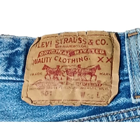Vintage Levis 501 Jeans Mens Size 34 x 32, Actual 30 x 30 Distressed Blue Denim - Picture 4 of 14